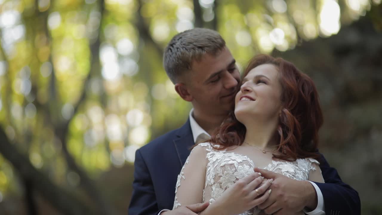 Noivo com noiva no parque florestal. Casal de noivos. Família feliz