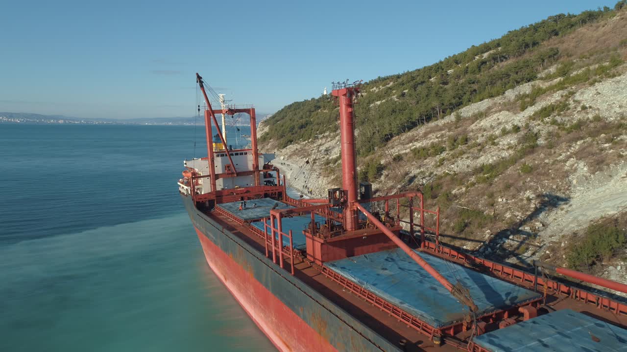 barco de carga naufragado en la costa