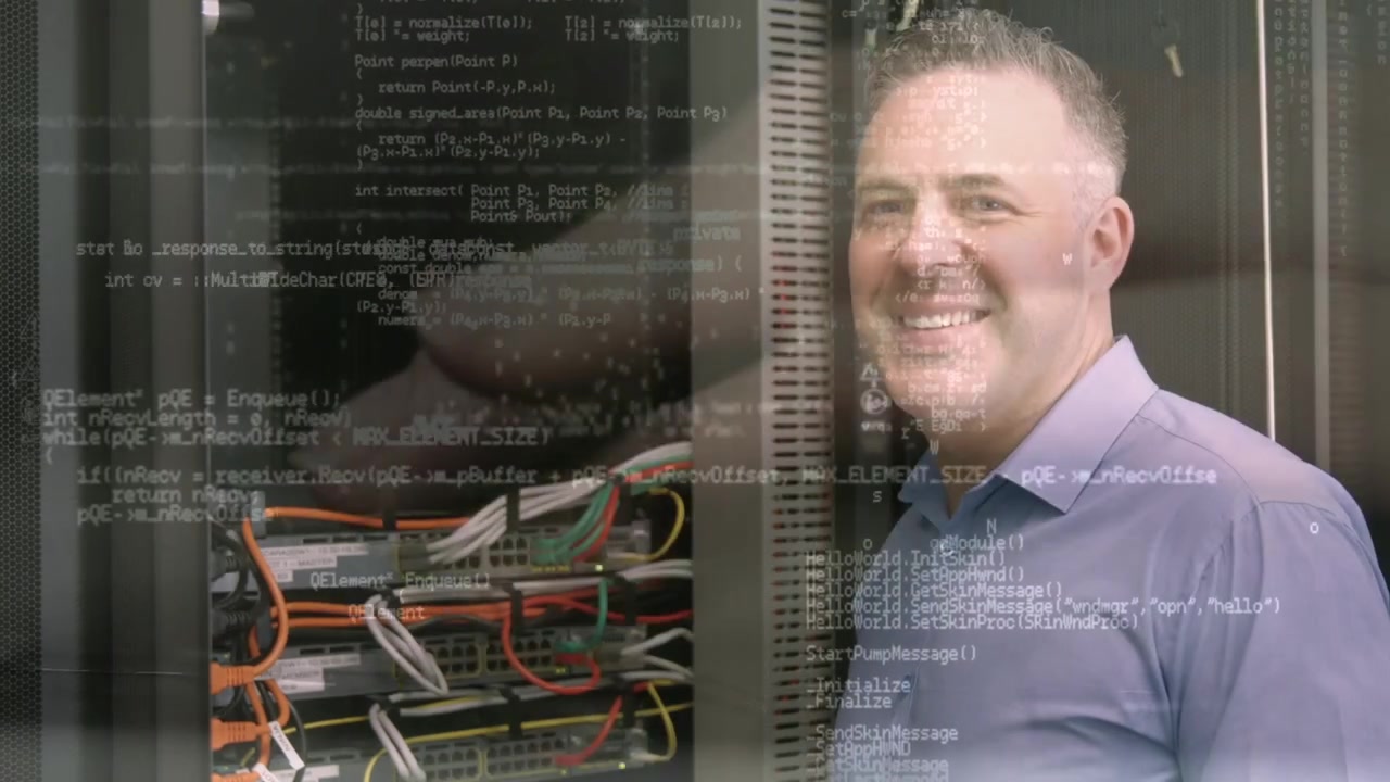 IT profesionál pracující na serverovém racku s překryvem digitálního kódu