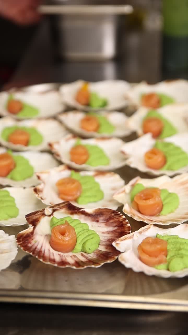 Gourmet-appetizere med laks og grøn puré i kammuslingeskaller