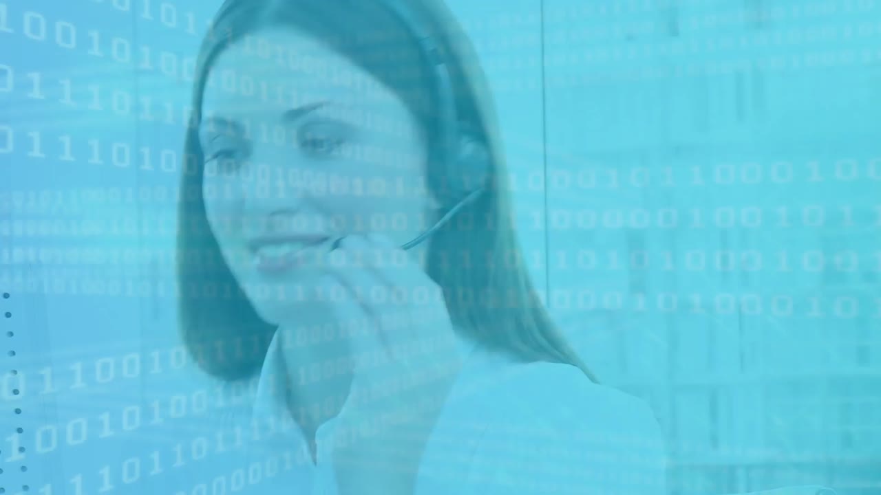 procesamiento de datos de codificación binaria sobre una mujer caucásica ejecutiva de atención al cliente hablando por auricular telefónico