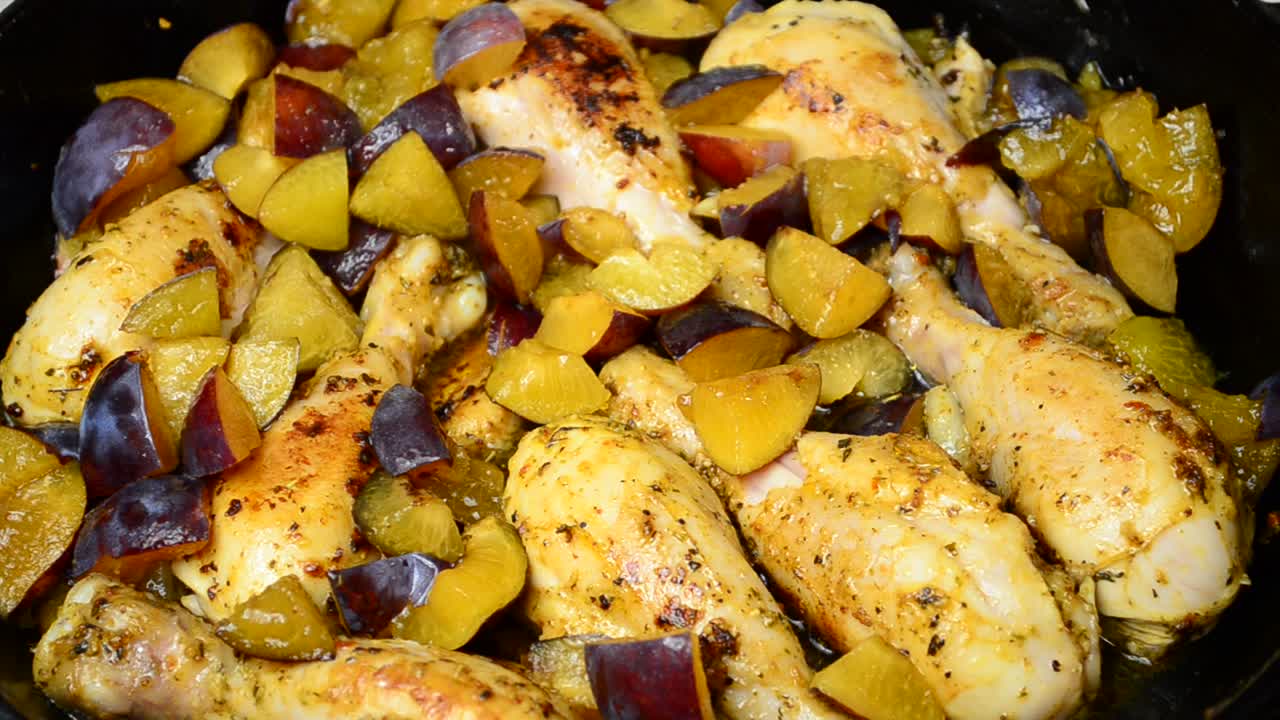 Coscia di pollo su una padella di ghisa. Processo di preparazione
