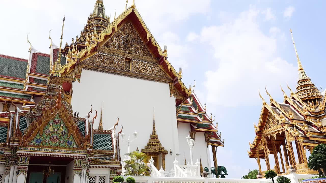 관광객들은 웅장한 궁전 건축물을 감상합니다.