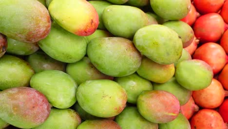 pile of fresh mangoes