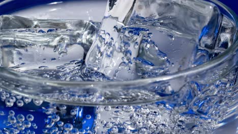 Vaso-De-Agua-Con-Hielo-Sobre-Un-Fondo-Azul-Oscuro