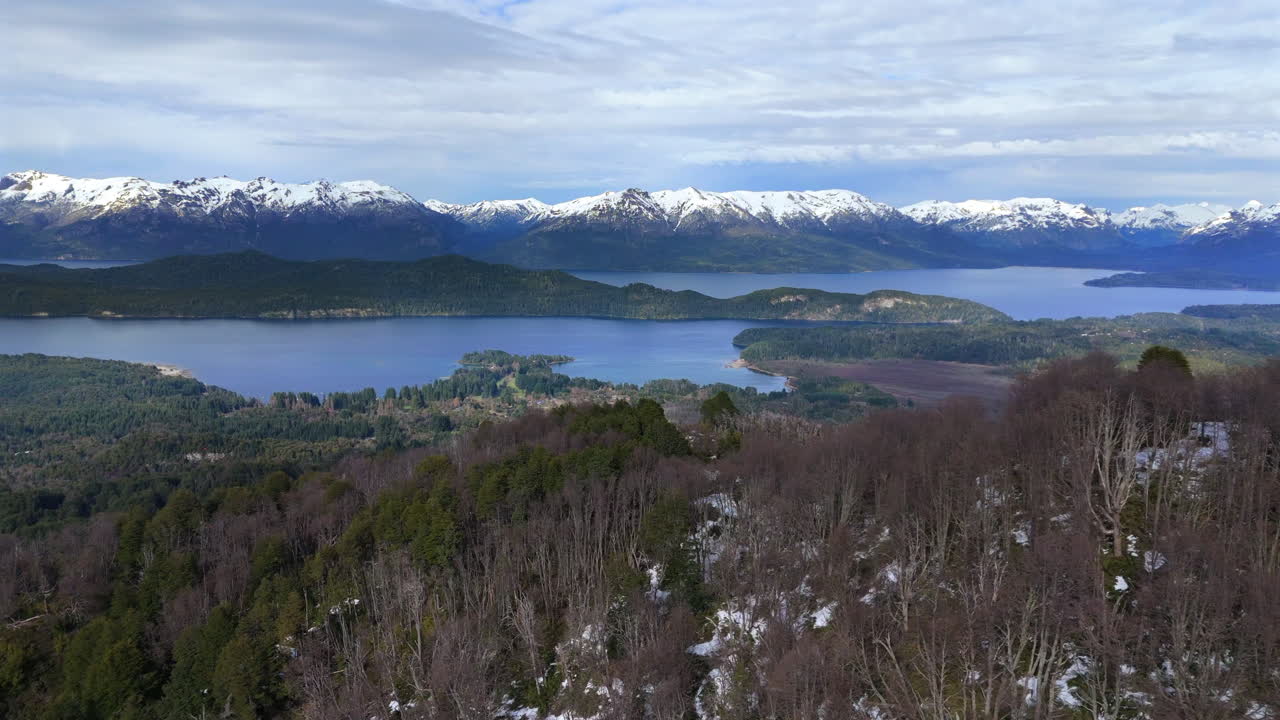 아르헨티나의 빌라 라 앙고스투라 지역을 향한 아름다운 파노라마 드론 움직임.