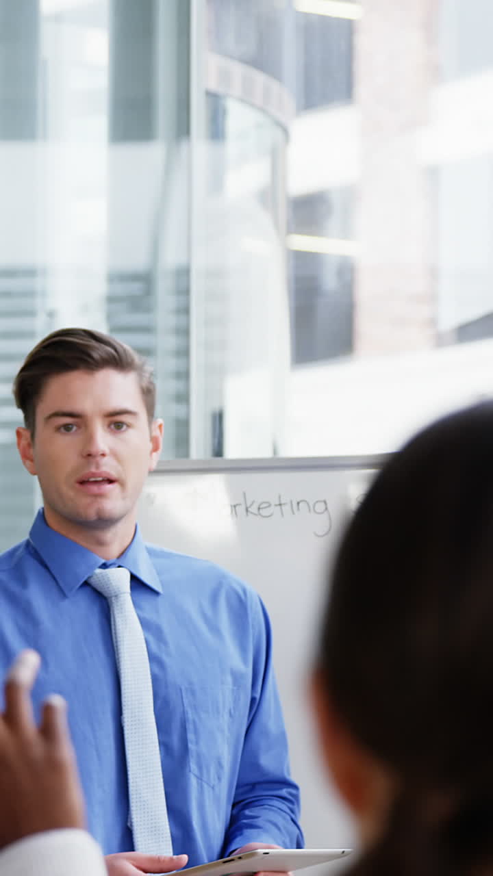 회의 에서 프레젠테이션 을 하는 사업가