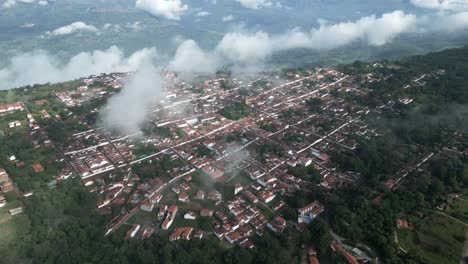 toma de drone de la ciudad de barichara, norte de colombia.