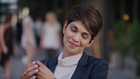 Retrato-Profesional-Joven-Empresaria-Ejecutiva-Sonriendo-Confiada-Disfrutando-De-Un-Exitoso-Estilo-De-Vida-Urbano-En-Cámara-Lenta-De-La-Ciudad