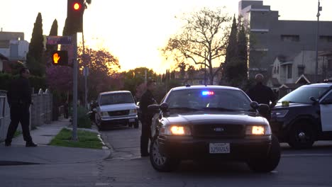 coche de policía en escena con luces intermitentes