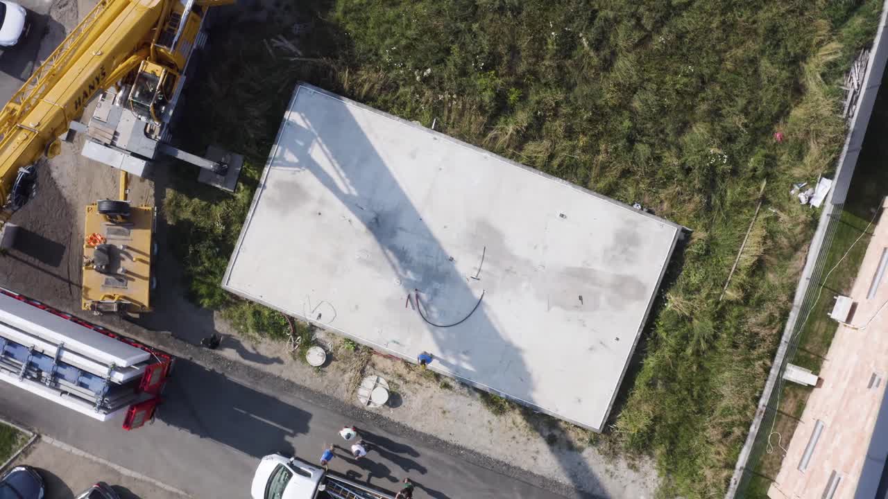 건설을 위해 콘크리트 패드 기초 주변에서 준비하는 작업자