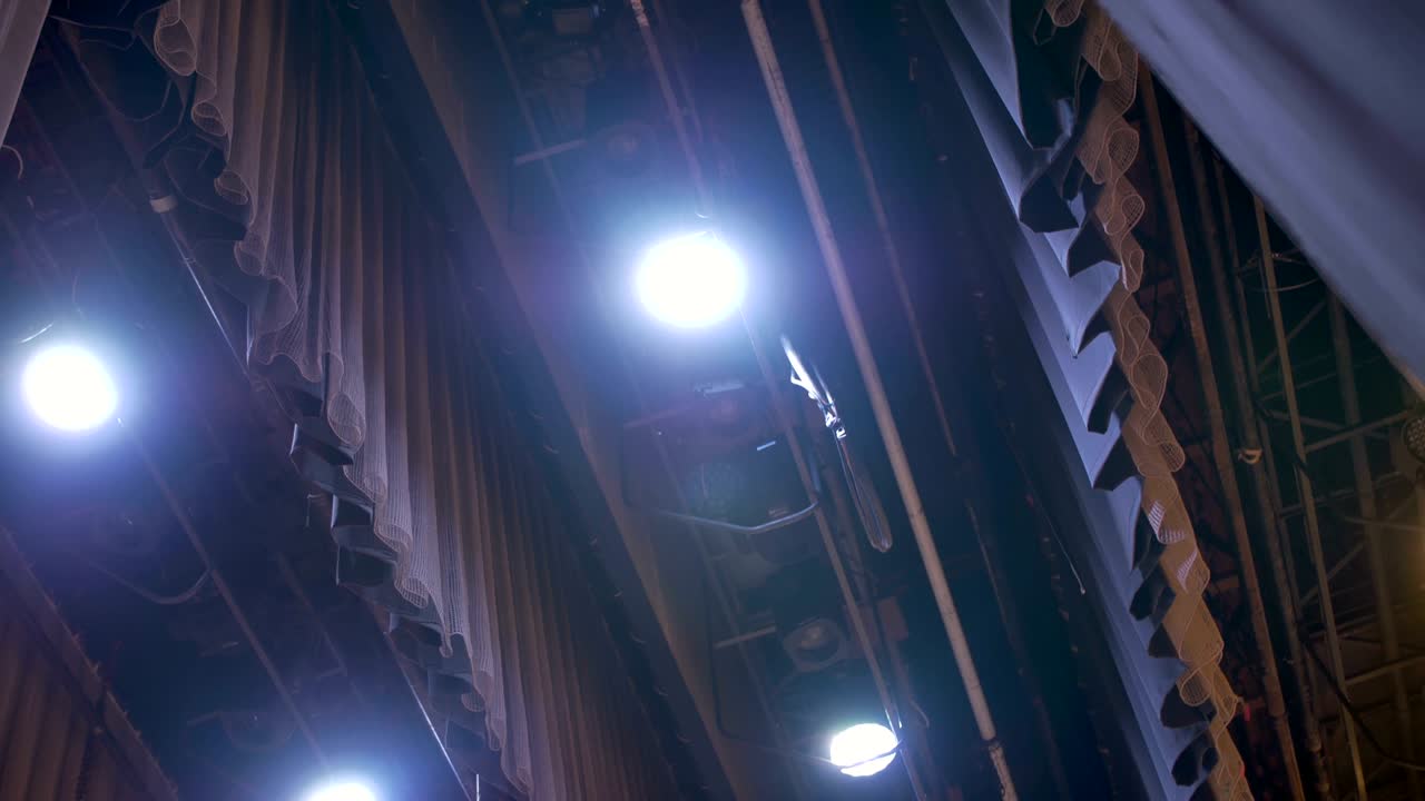 무대 뒤에서 불빛이 켜진 장면