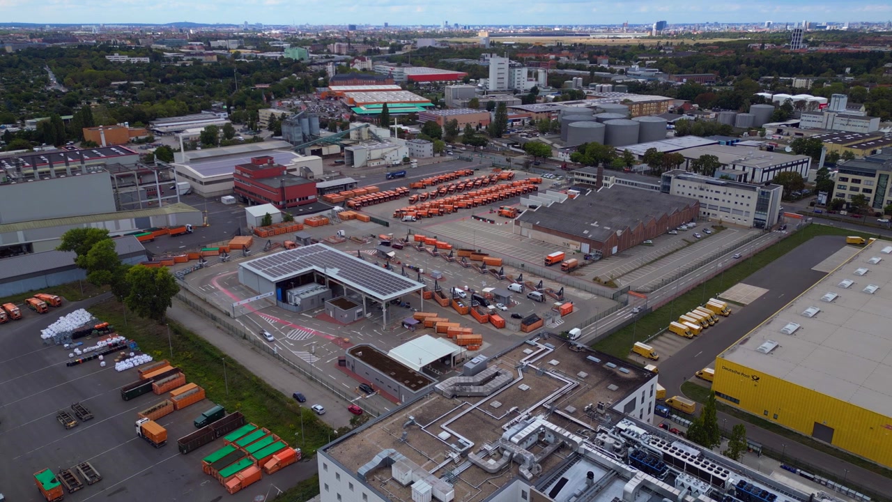 Industriområde i Berlin med et stort logistikcenter, et affaldshåndteringsanlæg og erhvervsbygninger. Imponerende luftfoto taget med drone