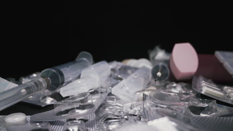 ampollas de jeringa con vacuna y medicamentos para curar en negro