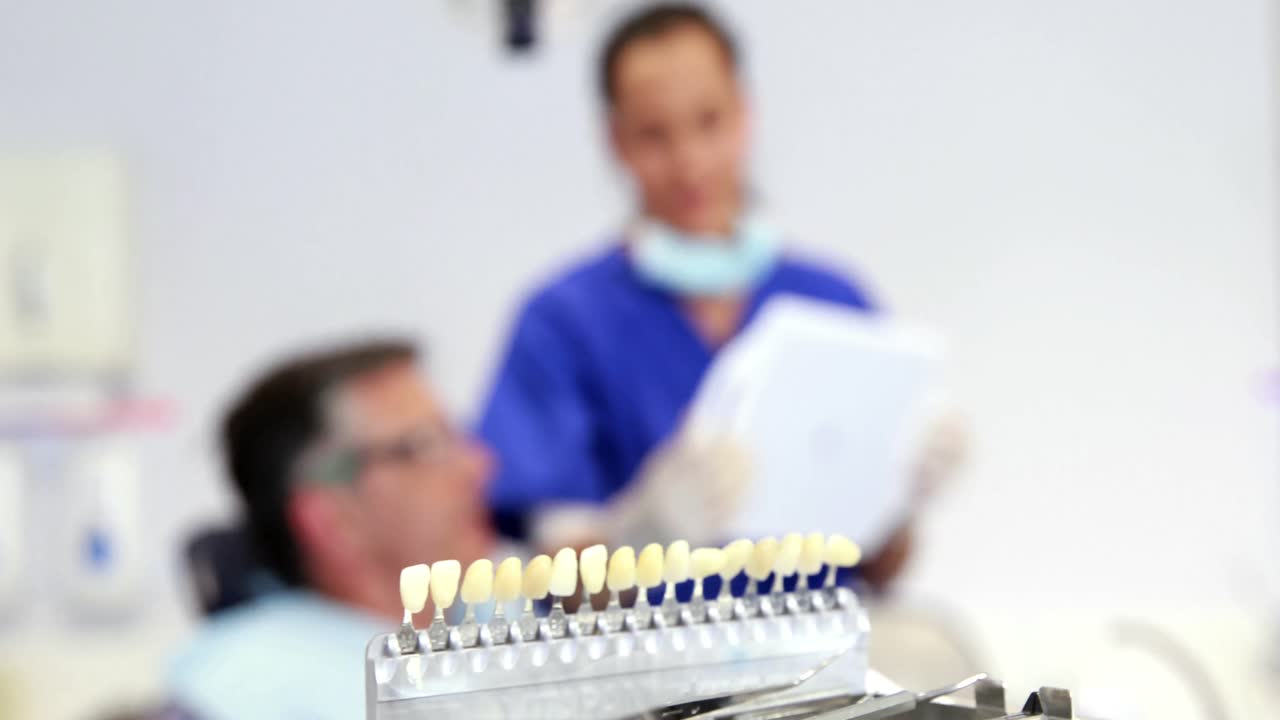 dentista examinando los dientes de un paciente en la silla del dentista