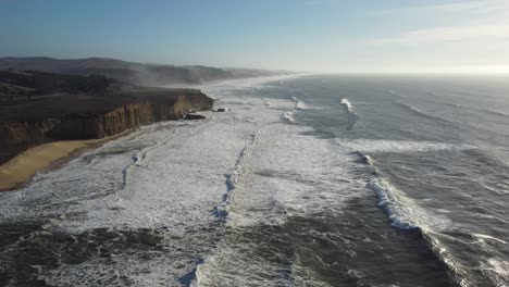 une photo aérienne de la plage de martin dans la région de la baie de san francisco.