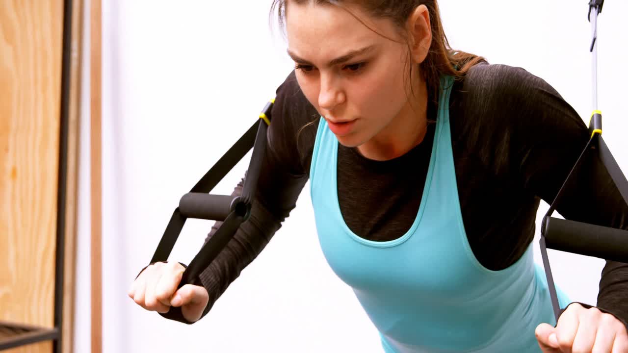 Bella e determinata donna caucasica che si allena in palestra 4k