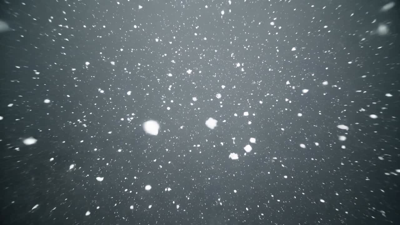 Céu nublado com queda de neve, flocos e aglomerados caindo, reduzindo a visibilidade.