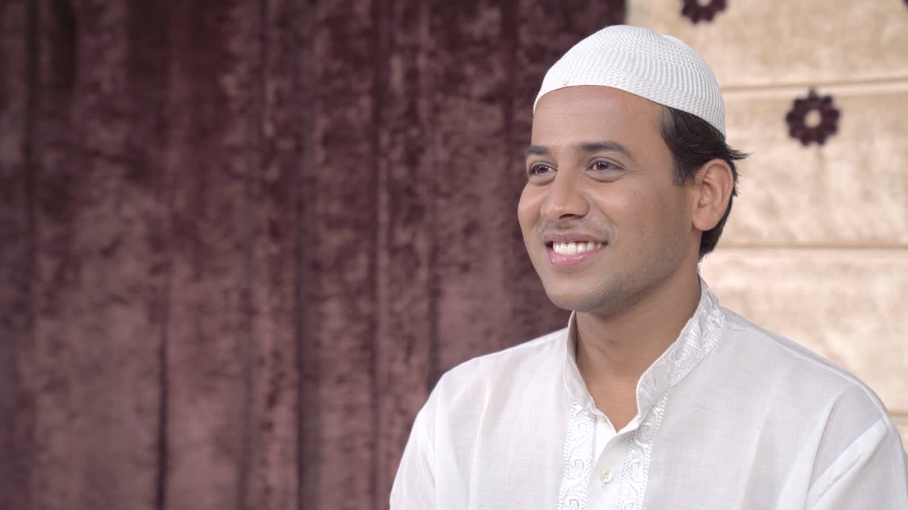 행복한 인도 무슬림 남자가 웃고 있습니다.