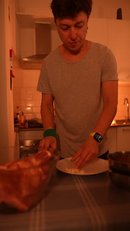 hombre cocinando en la cocina