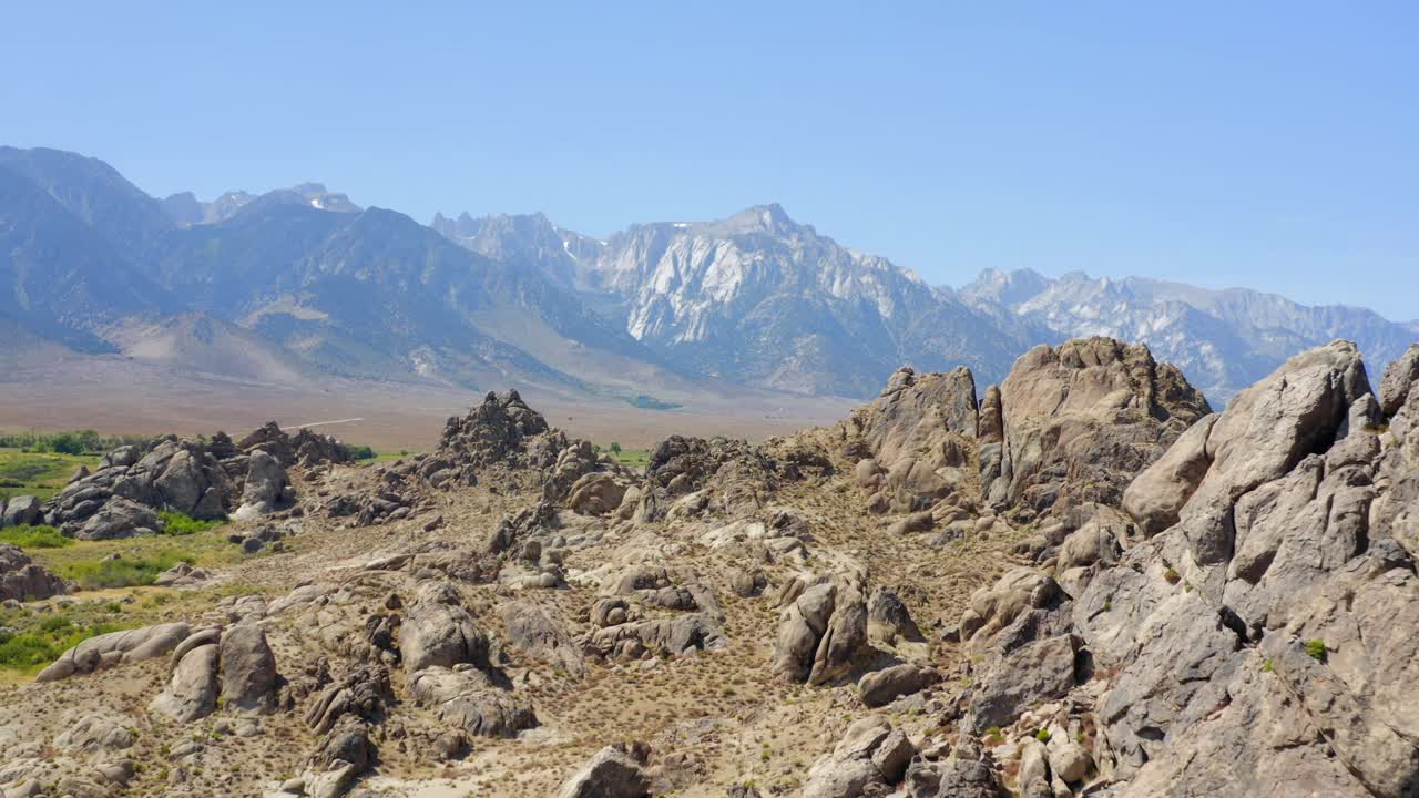antena 4k de rocas por las colinas de alabama con el monte whitney al fondo, en california, estados unidos