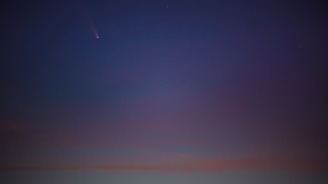 toma de tiempo del movimiento del cometa en el cielo por la noche