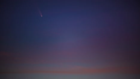 Tiro-De-Lapso-De-Tiempo-Del-Movimiento-Del-Cometa-En-El-Cielo-Por-La-Noche