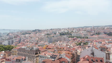 Vista-Aérea-De-Varios-Edificios-En-El-Centro.-Drone-Volando-Sobre-Tejados-Rojos.-Lisboa,-Capital-De-Portugal.