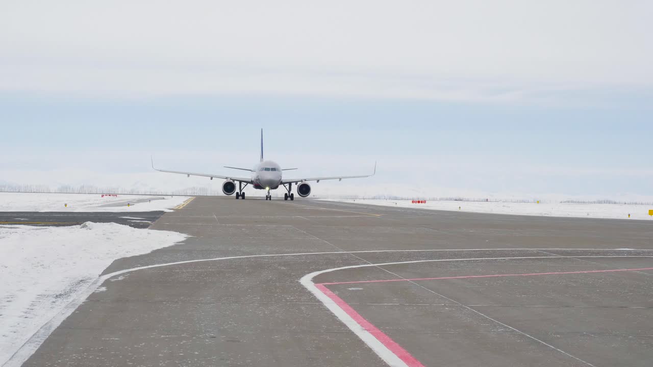 Aereo su una pista aeroportuale innevata