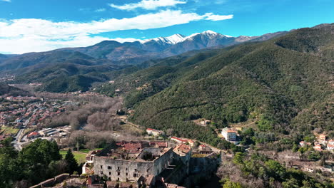 Las-Tomas-Aéreas-Panorámicas-Revelan-Los-Tonos-Vibrantes-Y-Los-Terrenos-De-Amélie-les-bains-