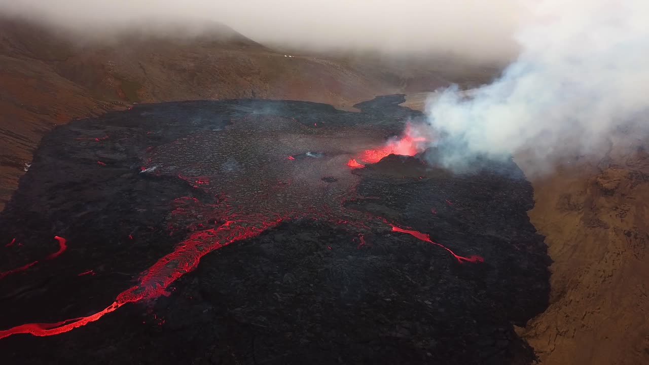 vista aérea del paisaje de la lava que fluye a través del suelo del valle de meradalir que sale del volcán fagradalsfjall