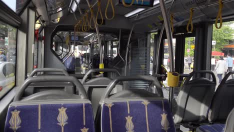 dentro de un autobús moderno de la ciudad