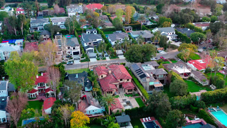 Hermoso-Vecindario-En-Un-Suburbio-Rico-De-Los-Ángeles