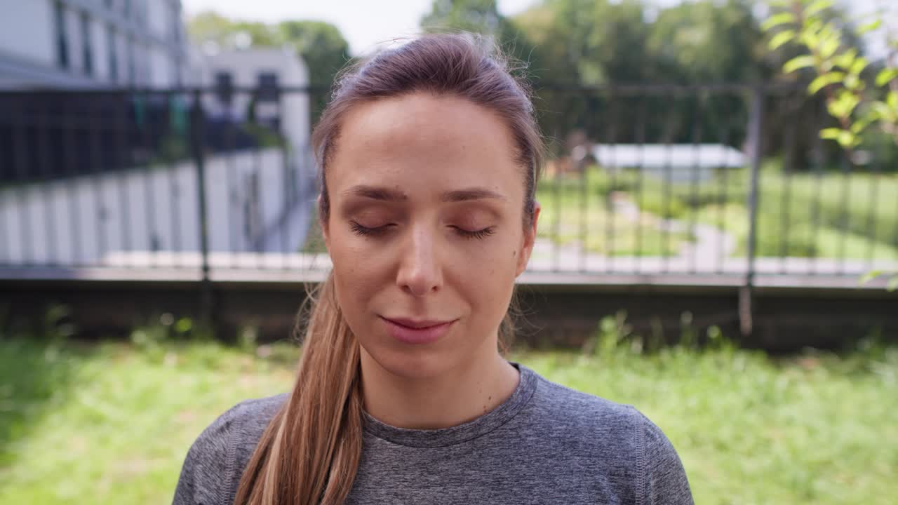 Donna durante l'esercizio di respirazione