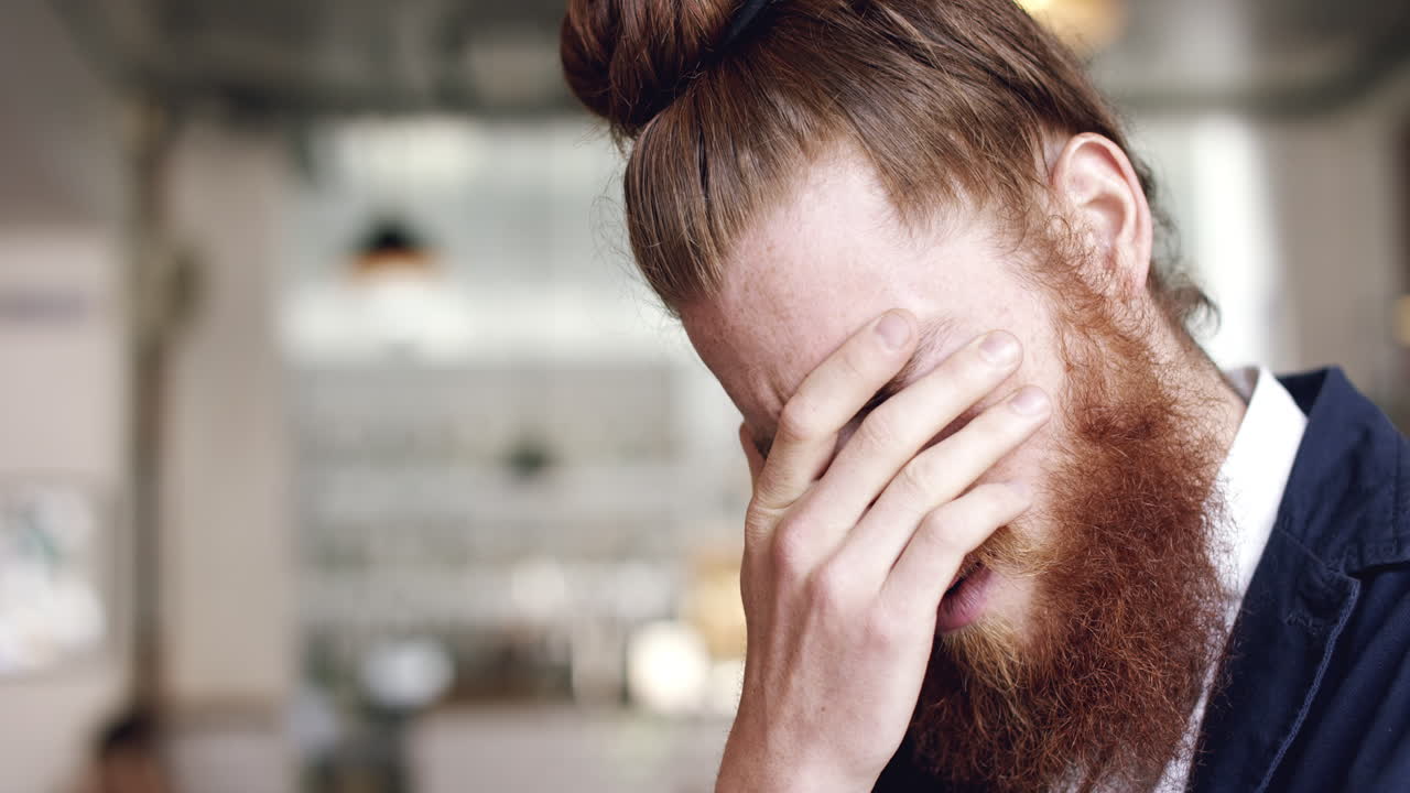 Uomo depresso che prega, triste e in preda alla disperazione.