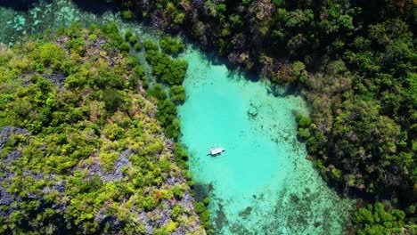 Kayangan-Lake-Tour-Boat-Zoom-In-From-Mountains-Timelapse-Northern-Palawan