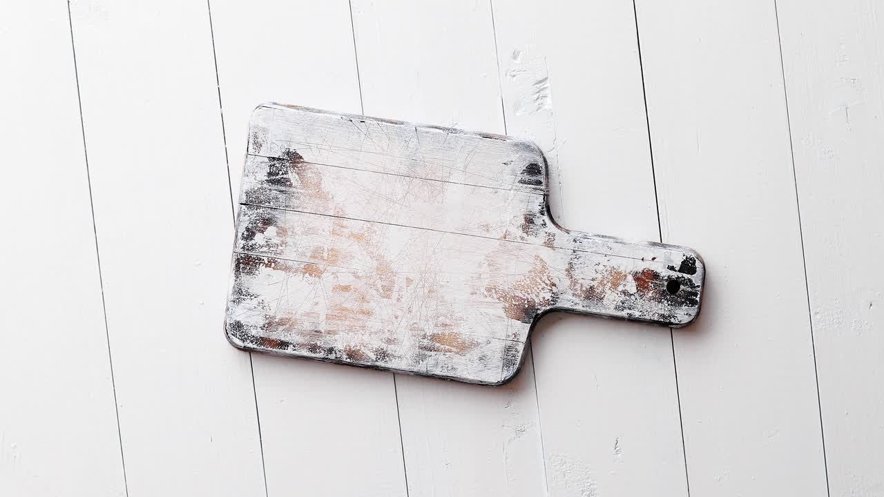 화이트 보드 테이블에 나무 도마