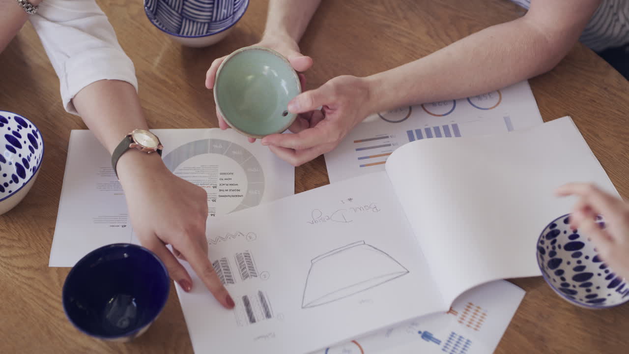 haciendo una lluvia de ideas sobre nuevos diseños de cerámica