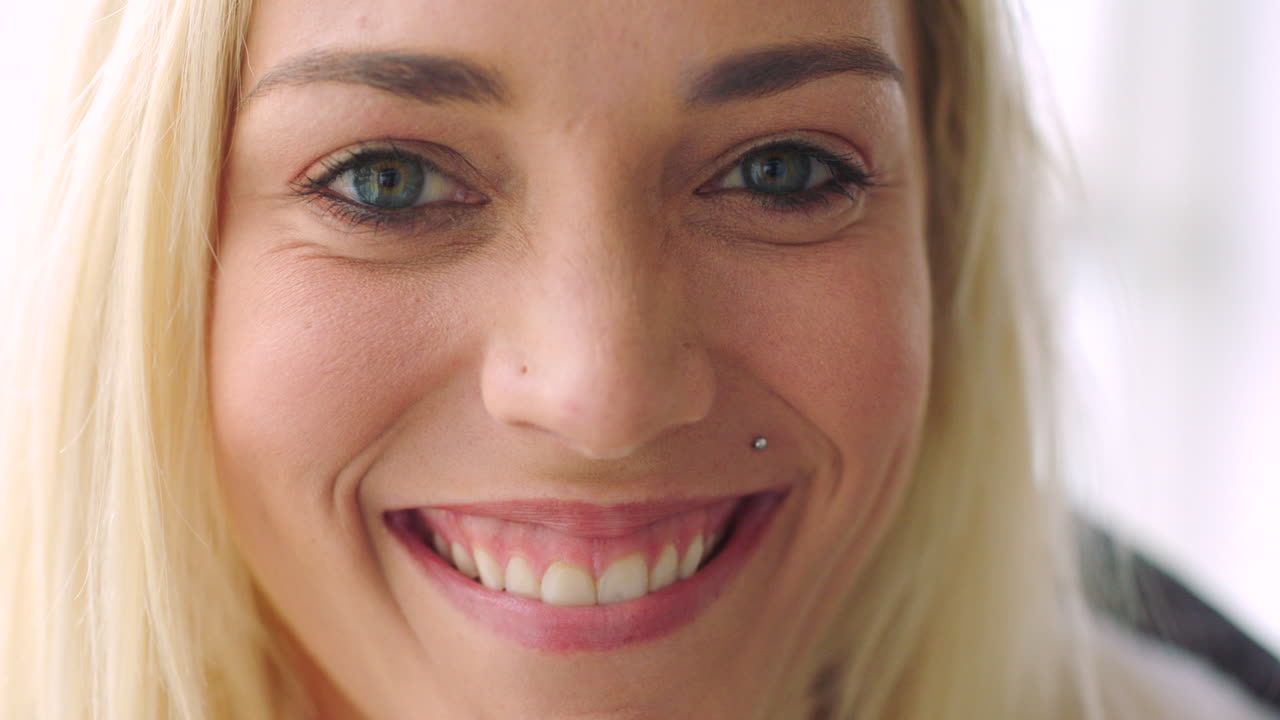 una mujer rubia de moda sonriendo