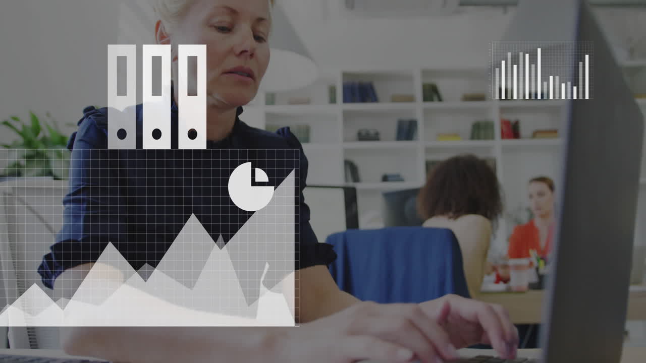 animación del procesamiento de datos con iconos empresariales sobre diversos colegas que trabajan en la oficina