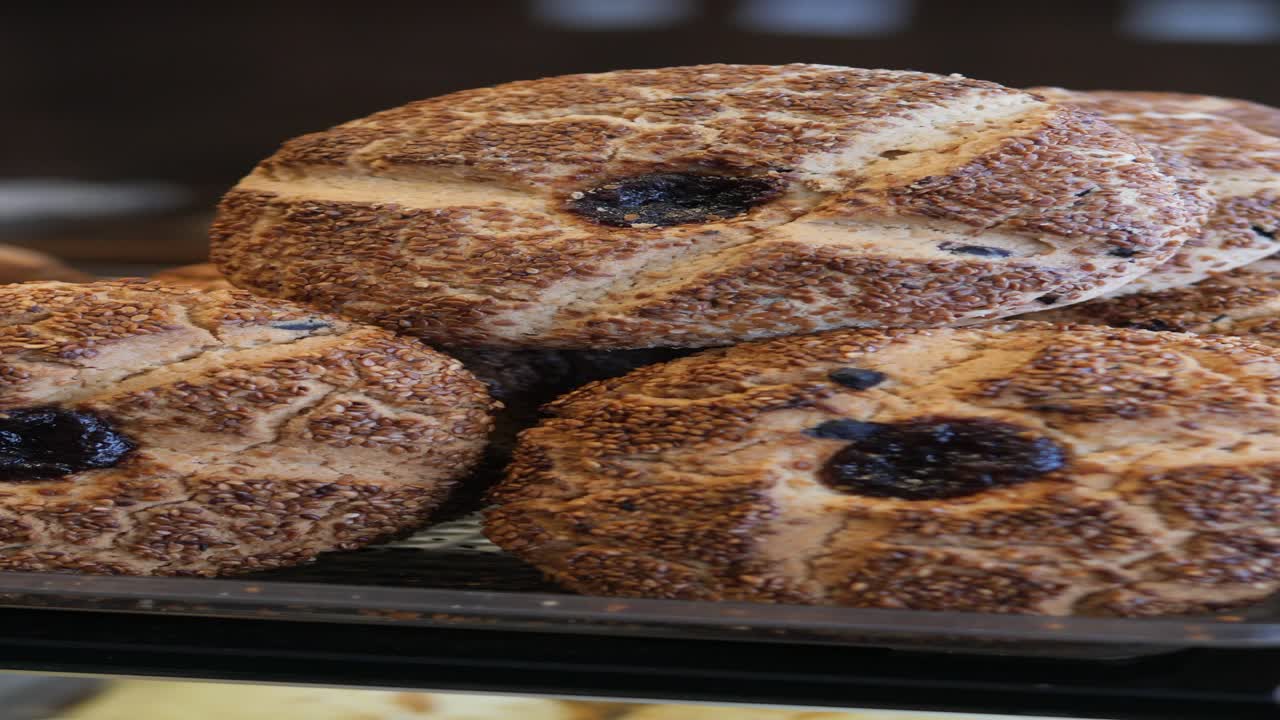 pasteles turcos de semillas de sésamo apiladas