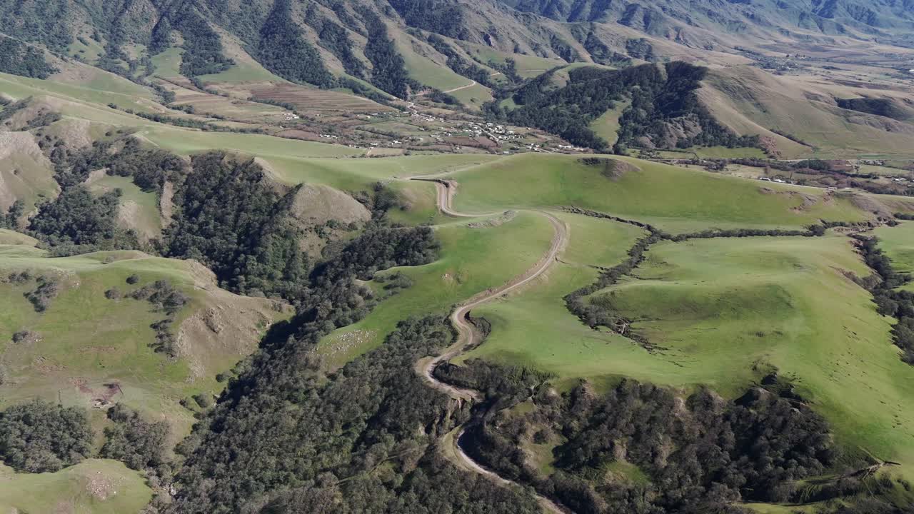 vista de una carretera sinuosa en las verdes montañas de quebrada del portugues, tafí del valle en tucumán, argentina