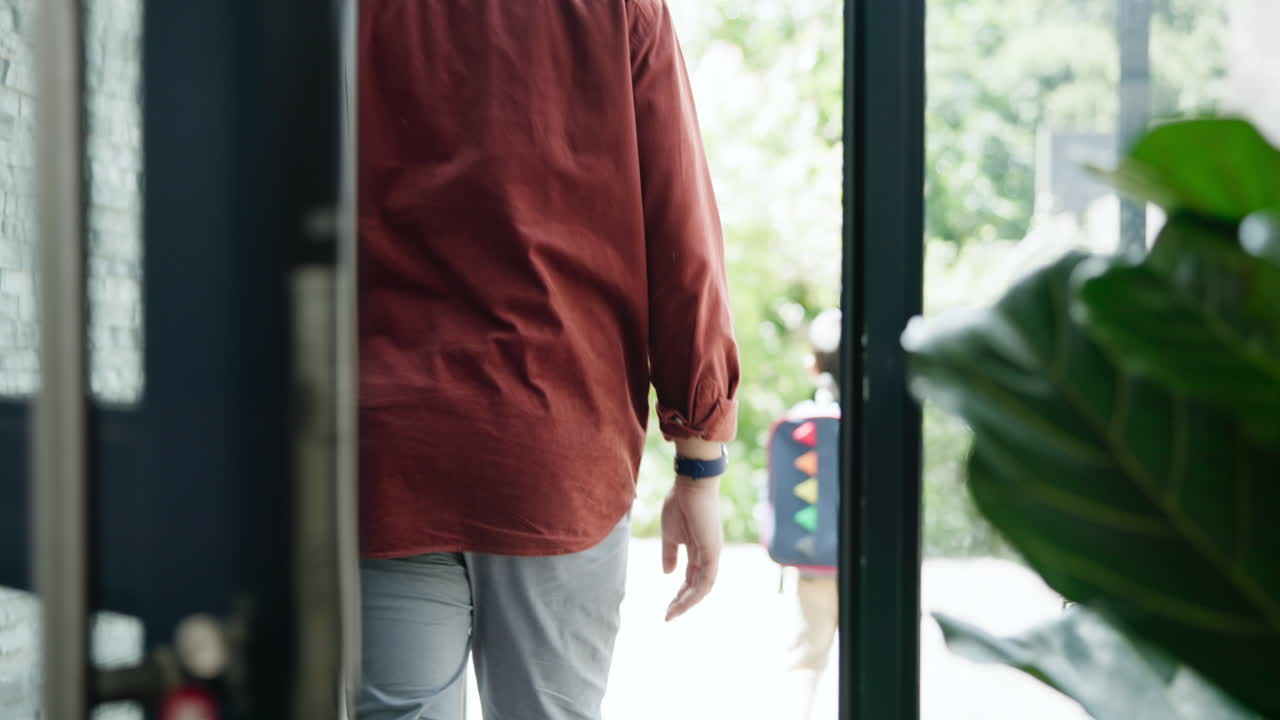 아버지 가 아들 을 학교 로 데리고 간다