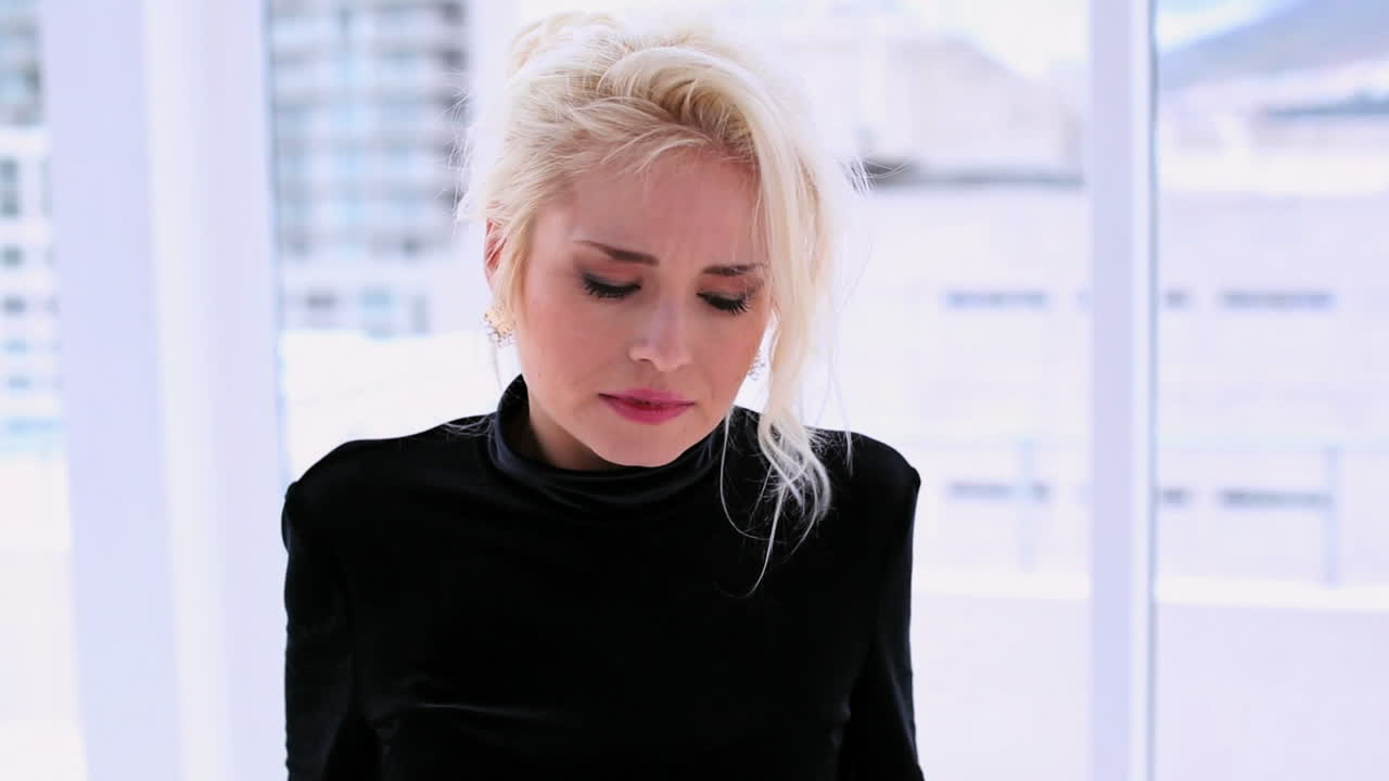 머리가 아프는 아름다운 금발 여자