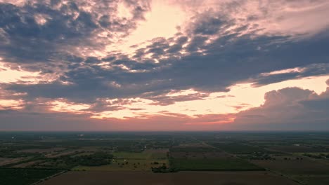 Imágenes-De-Hiperlapso-De-Drones-Día-Nublado-Puesta-De-Sol-Lado-Del-Campo