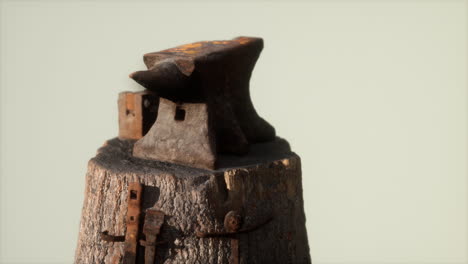 un yunque oxidado de la vieja forja del pueblo