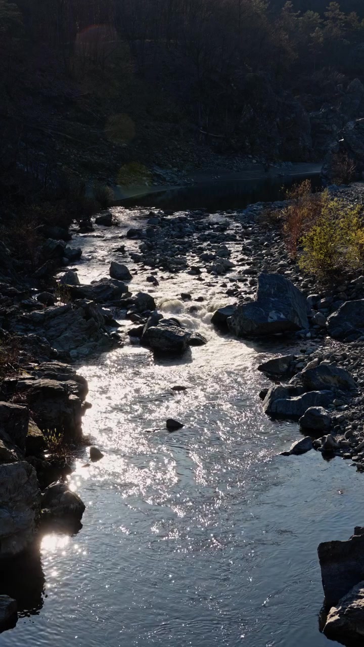 Rallentatore della luce solare su un fiume roccioso in un ambiente naturale tranquillo.