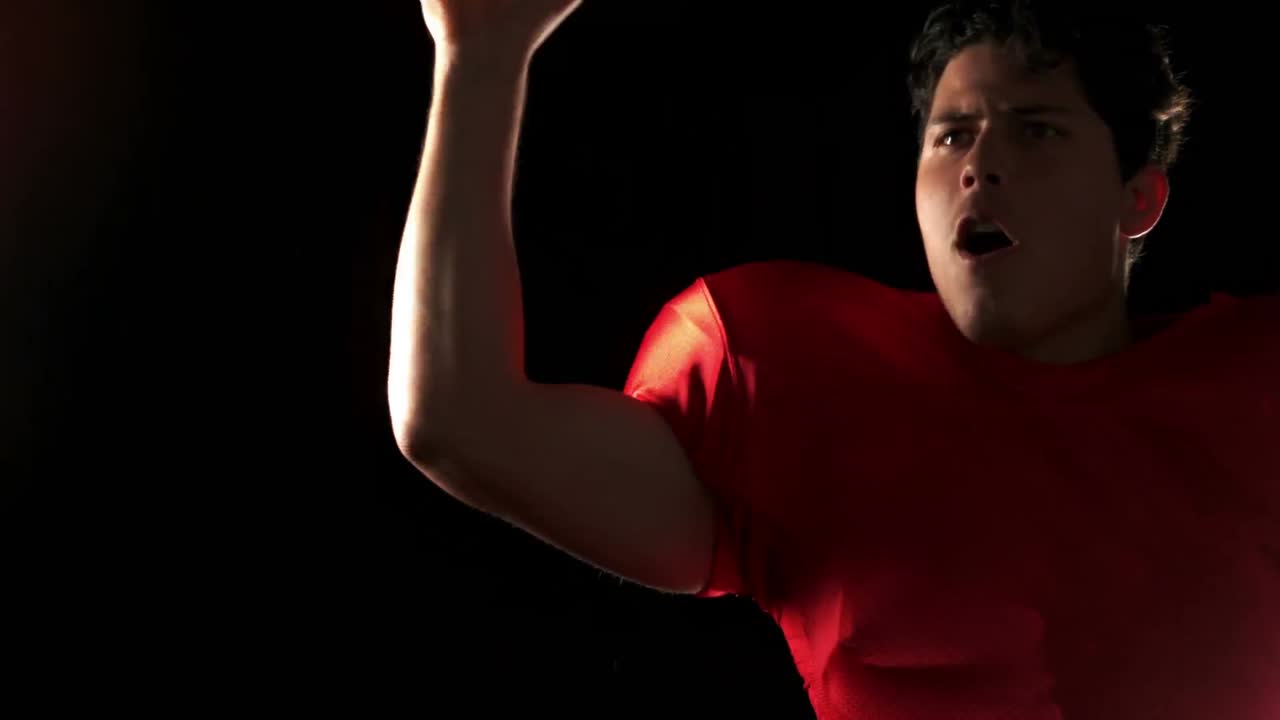 레드 저지 를 입은 미국  ⁇ 볼 선수