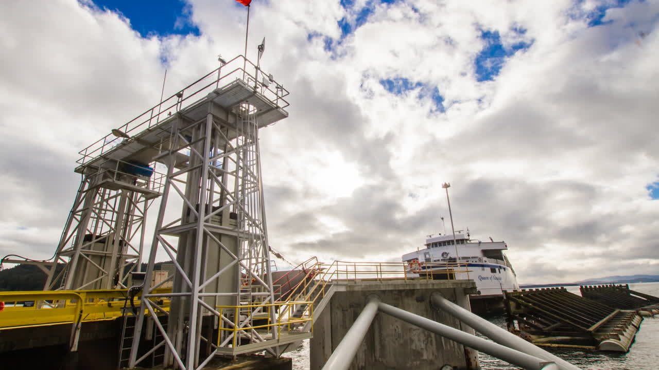 timelapse de atraque de ferry con nubes salvajes