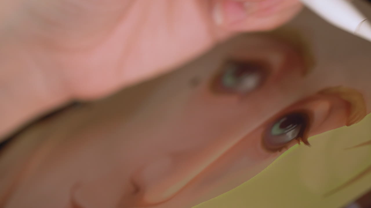 una pintura de artista digital en una tableta con un bolígrafo, macro